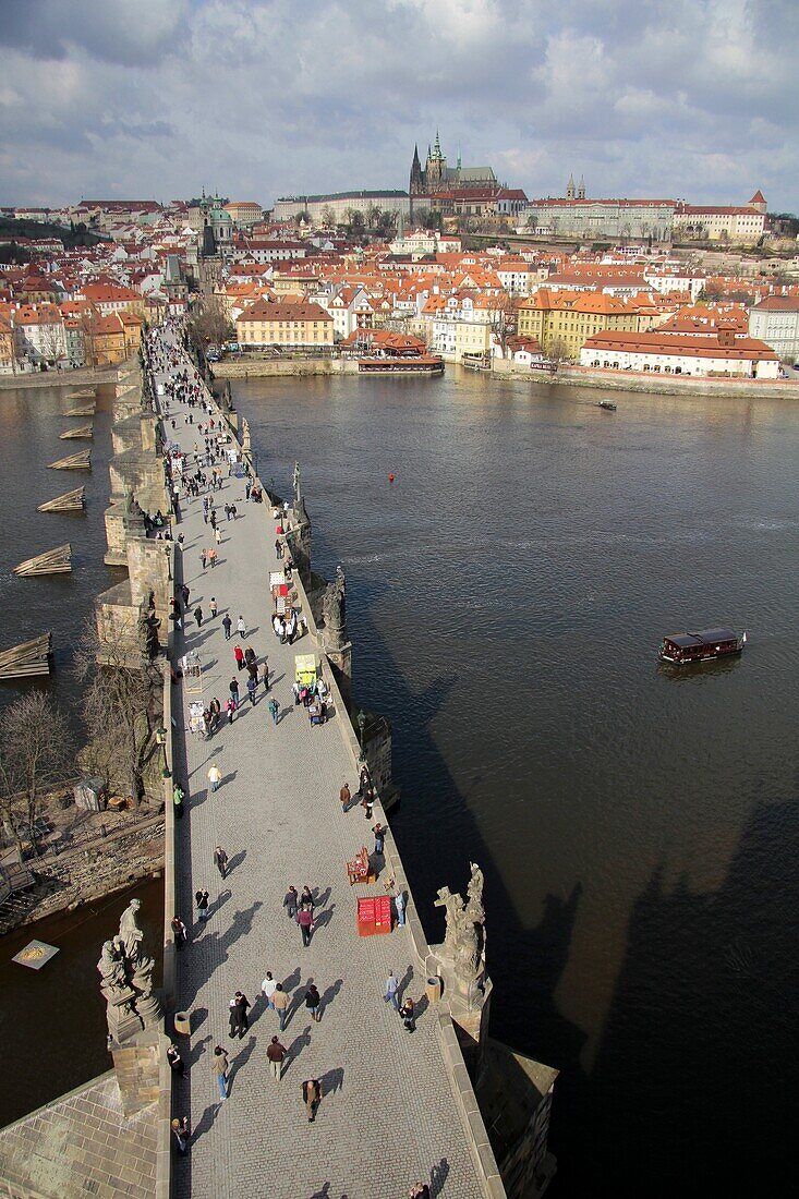 Charles Bridge over the River Vltava, UNESCO World Heritage Site, Prague, Czech Republic, Europe