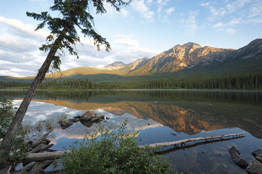 Early morning light at Pyramid Lake, Jasper National Park, UNESCO World Heritage Site, British Columbia, Rocky Mountains, Canada, North America