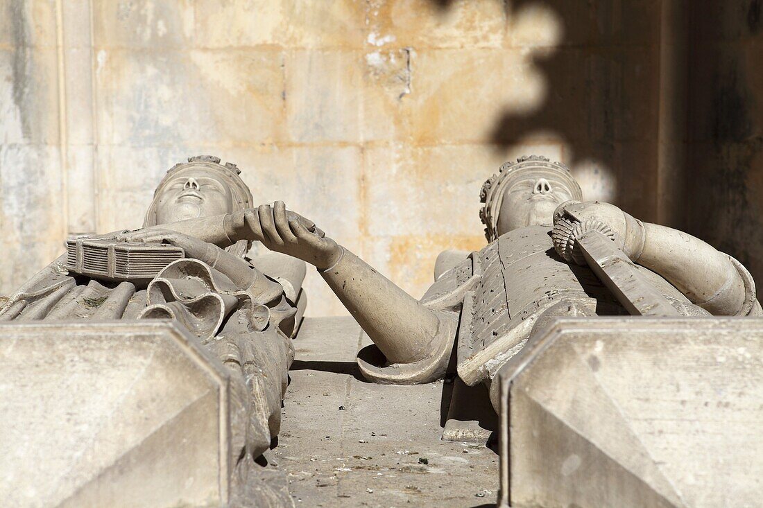 Stone effigies of Queen Leonor of Aragon, died 1485, and King Duarte, 1391-1438, holding hands at Batalha Abbey, UNESCO World Heritage Site, Batalha, Estremadura, Portugal, Europe