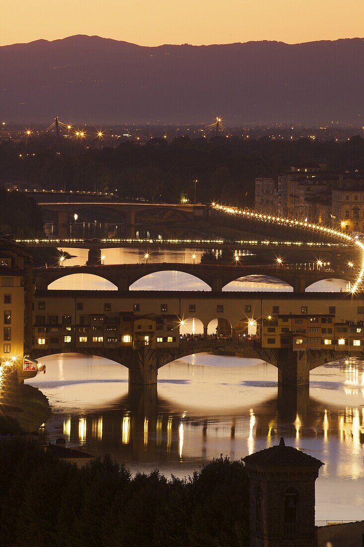 View of the Ponte Vecchio and River Arno in evening light from the Piazzale Michelangelo, Florence, UNESCO World Heritage Site, Tuscany, Italy, Europe