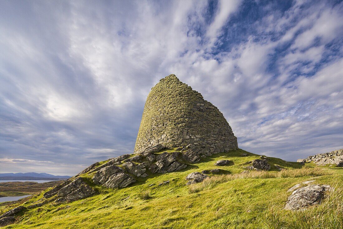 Dun Carloway on the Hebridean island of Islay, one of the best preserved brochs in Scotland, Islay, Outer Hebrides, Scotland, United Kingdom, Europe