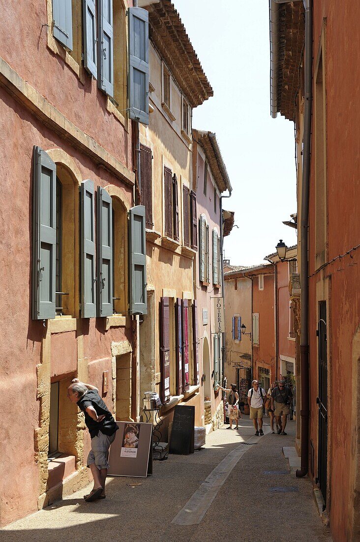 Street with red ochre coloured houses, Roussillon, Parc naturel regional du Luberon, Vaucluse, Provence, France, Europe