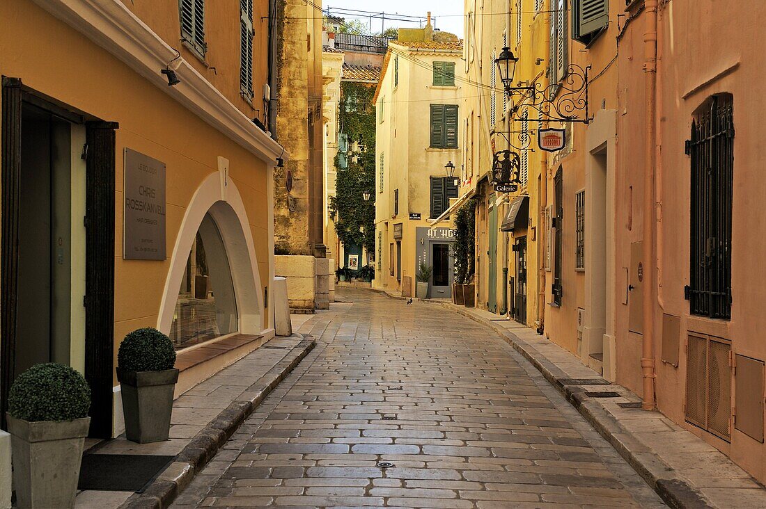 Narrow back street, St. Tropez, Var, Provence, Cote d'Azur, France, Europe