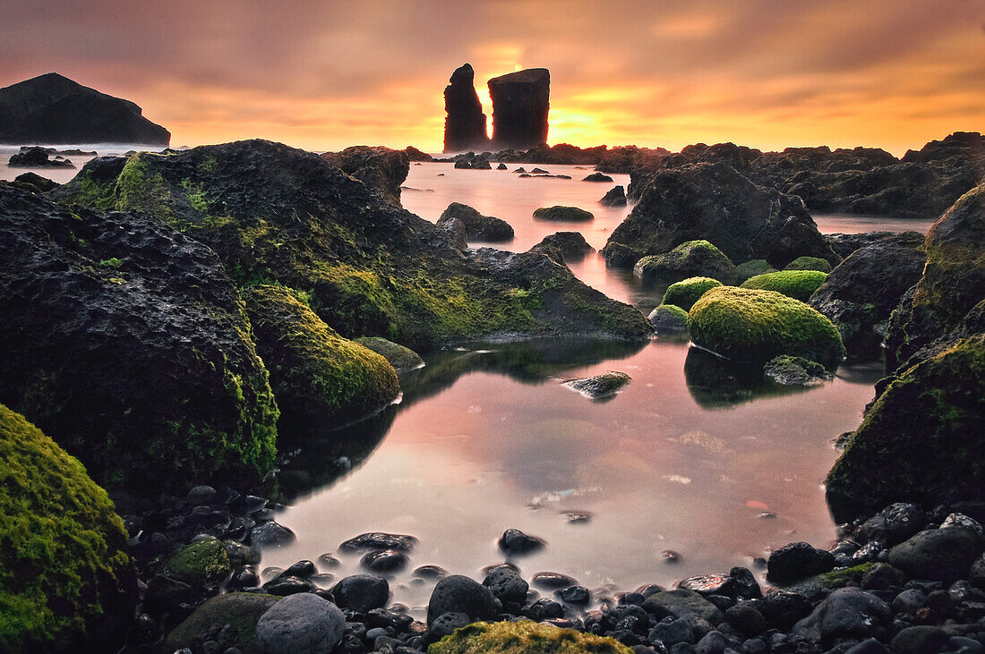 Strand mit Lavabecken und Felsen bei Mosteiros bei Sonnenuntergang, Blick auf vulkanische Inseln Ilheus dos Mosteiros, Küste im Norden, Sao Miguel, Azoren, Portugal, Europa, Atlantik