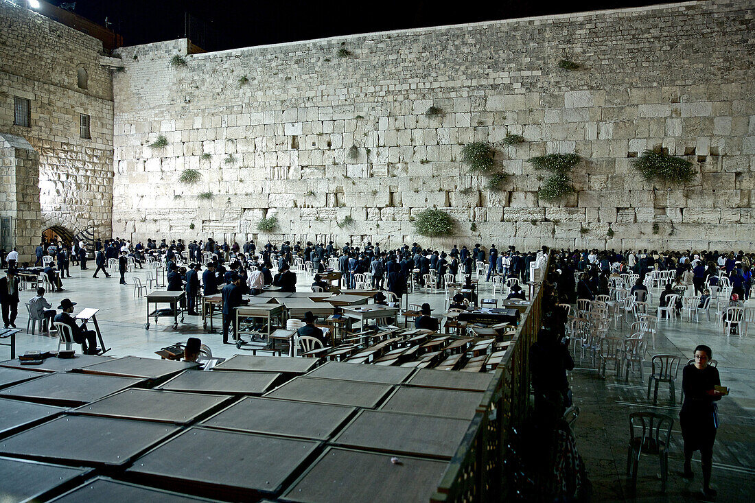 Viele Menschen beten an der Klagemauer, Jerusalem, Israel