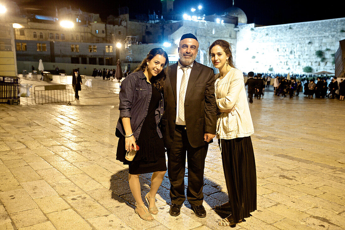 Vater mit seinen beiden Töchtern an der Klagemauer, Jerusalem, Israel