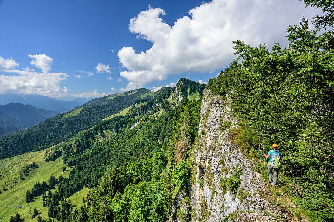 Frau beim Wandern geht an Felsabbruch vorüber, Zellerwand, Chiemgauer Alpen, Oberbayern, Bayern, Deutschland