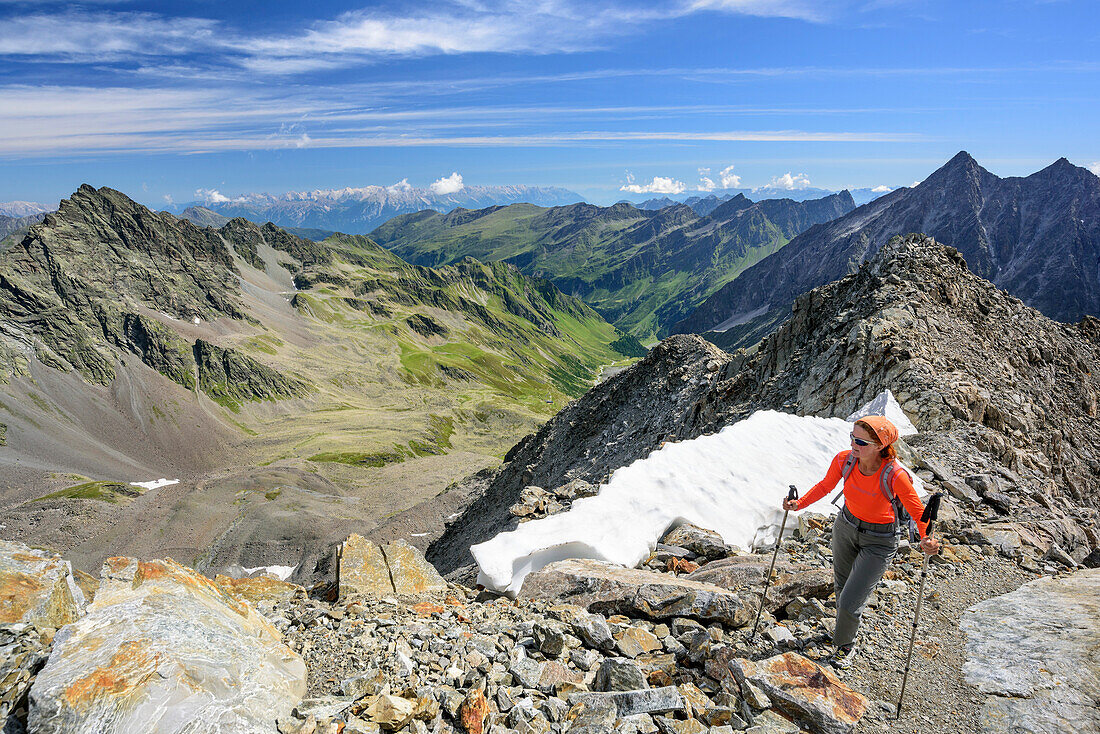 Frau beim Wandern steigt zum Hohen Seeblaskogel, Grubenwand und Lüsenser Fernerkogel im Hintergrund, Hoher Seeblaskogel, Sellrain, Stubaier Alpen, Tirol, Österreich