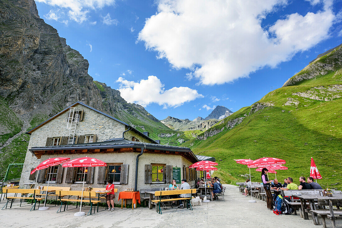 Lucknerhütte mit Großglockner im Hintergrund, Großglockner, Hohe Tauern, Osttirol, Österreich