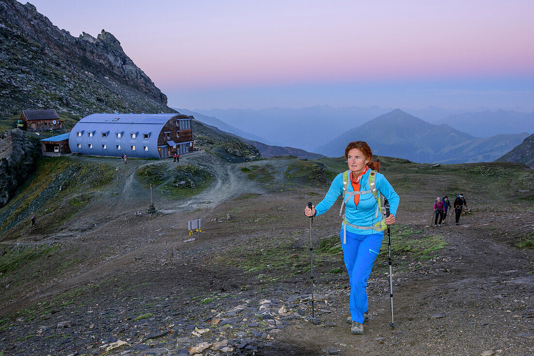 Frau beim Bergsteigen geht von Stüdlhütte weg, Großglockner, Hohe Tauern, Osttirol, Österreich