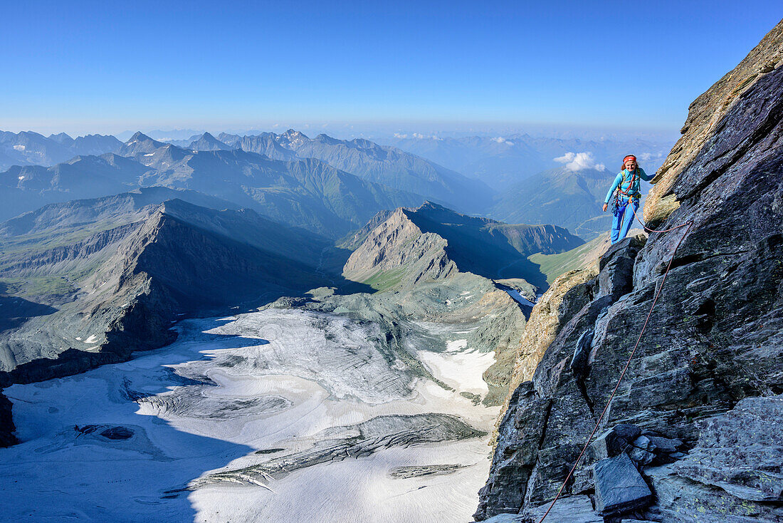 Frau klettert über Stüdlgrat zum Großglockner, Stüdlgrat, Großglockner, Hohe Tauern, Osttirol, Österreich