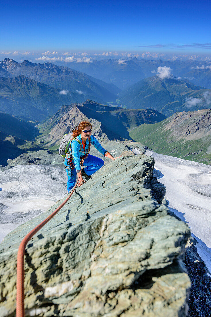 Frau klettert über Stüdlgrat zum Großglockner, Stüdlgrat, Großglockner, Hohe Tauern, Osttirol, Österreich