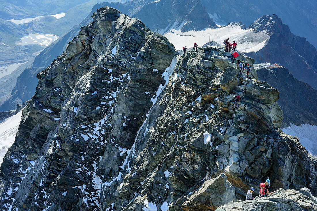 Bergsteiger steigen über Normalweg zum Großglockner auf, Großglockner, Hohe Tauern, Osttirol, Österreich