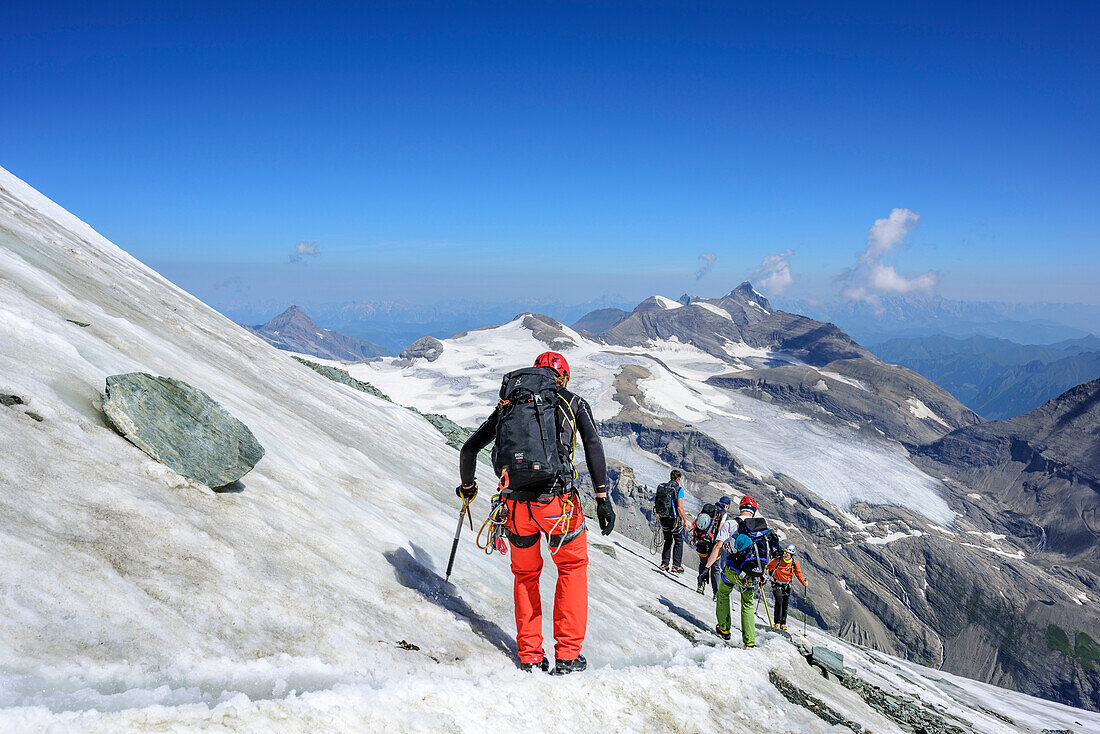 Bergsteiger steigen über Normalweg vom Großglockner ab, Großglockner, Hohe Tauern, Osttirol, Österreich