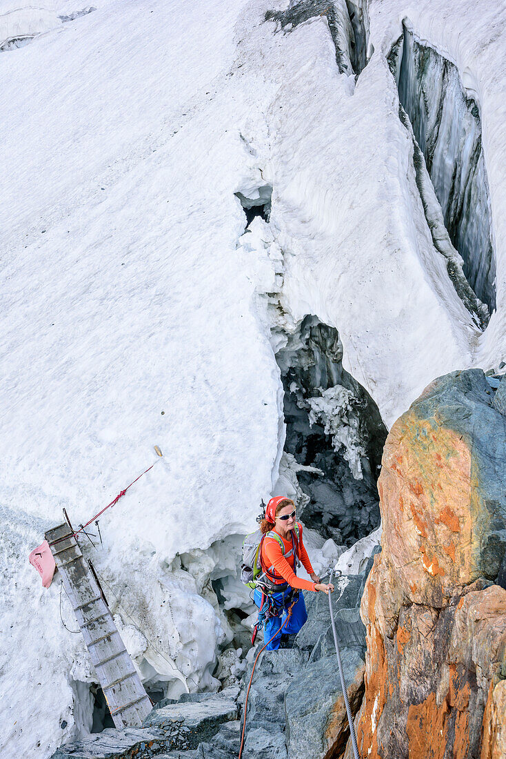 Frau steigt zu Brücke auf Ködnitzkees ab, Ködnitzkees, Großglockner, Hohe Tauern, Osttirol, Österreich