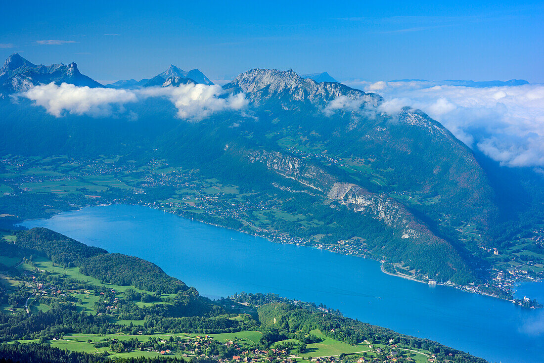 Blick auf Lac d'Annecy, im Hintergrund Mont Trelod, Mont Colombier und Roc des Boeufs de Sud, La Tournette, Hochsavoyen, Frankreich