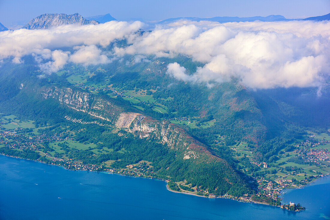 Blick auf Lac d'Annecy und Roc des Boeufs de Sud im Hintergrund, Hochsavoyen, Frankreich