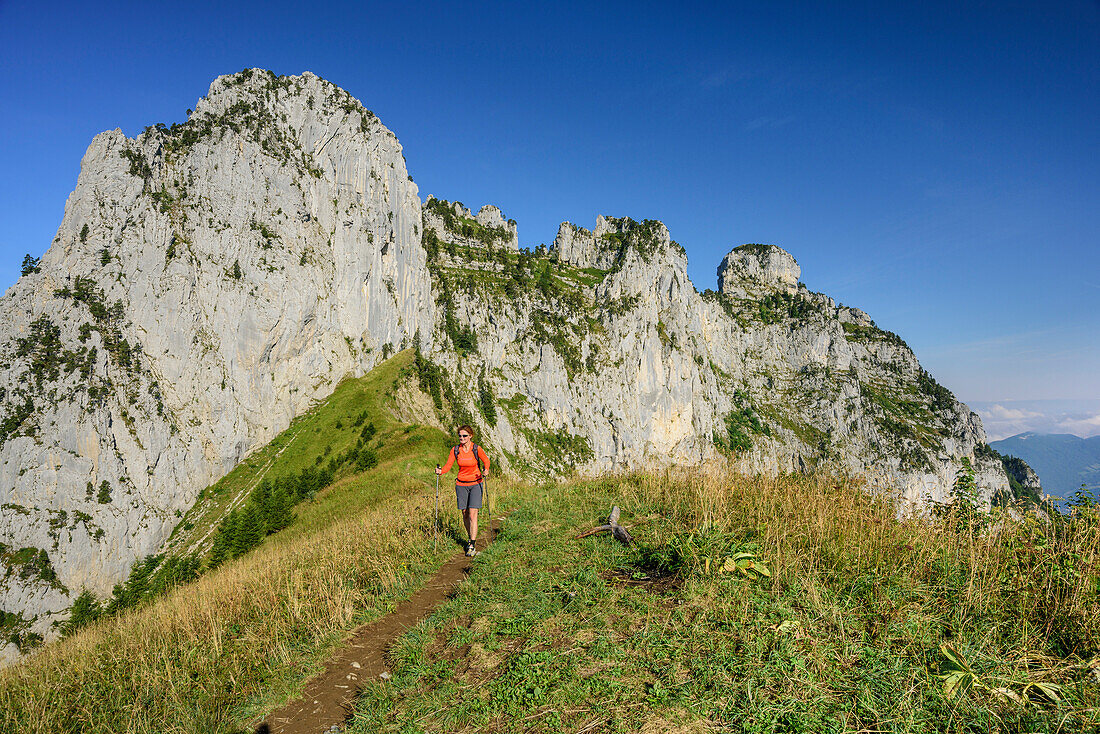 Frau beim Wandern mit Felsen der Dents de Lafon im Hintergrund, La Tournette, Hochsavoyen, Frankreich