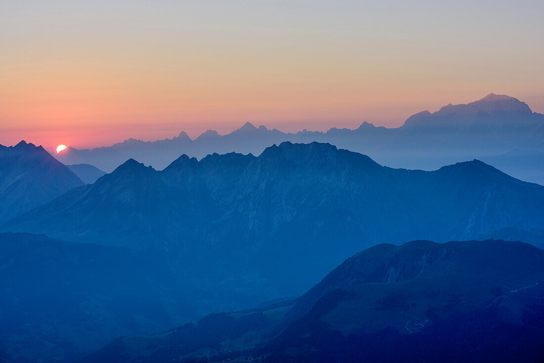 Sonnenaufgang über Mont Blanc-Gruppe mit Aiguille Verte und Mont Blanc, von La Tournette, Hochsavoyen, Frankreich