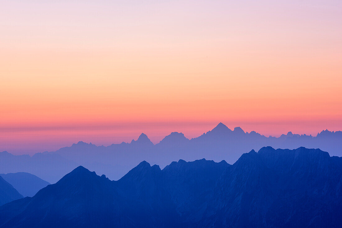 Morgenstimmung über Mont Blanc-Gruppe mit Aiguille du Chardonnet, Aiguille d' Argentiere und Aiguille Verte, von La Tournette, Hochsavoyen, Frankreich