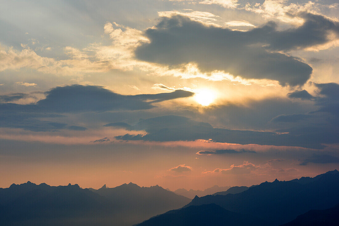 Wolkenstimmung über Lechtaler Alpen und Verwall, vom Kreuzjoch, Rätikon, Vorarlberg, Österreich
