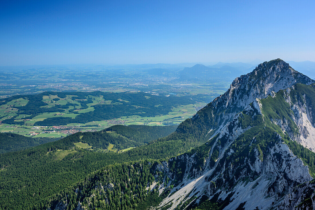 Blick auf Salzburger Becken und Hochstaufen, vom Zwiesel, Chiemgauer Alpen, Oberbayern, Bayern, Deutschland
