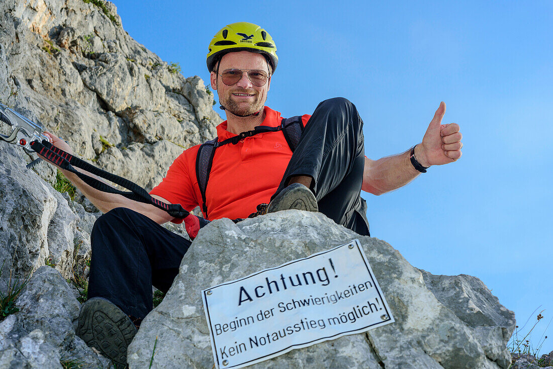Mann begeht Klettersteig, Hochthronklettersteig, Untersberg, Berchtesgadener Hochthron, Berchtesgadener Alpen, Oberbayern, Bayern, Deutschland