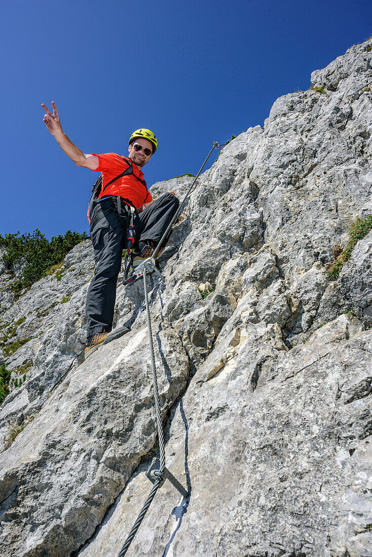 Mann begeht Klettersteig, Hochthronklettersteig, Untersberg, Berchtesgadener Hochthron, Berchtesgadener Alpen, Oberbayern, Bayern, Deutschland