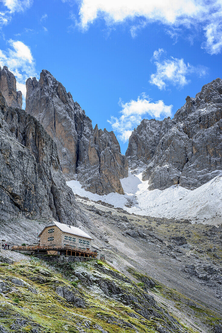 Hut Langkofelhuette in front of Zahnkofel and Plattkofel, Friedrich-August-Weg, Langkofel group, Dolomites, UNESCO World Heritage Dolomites, Trentino, Italy