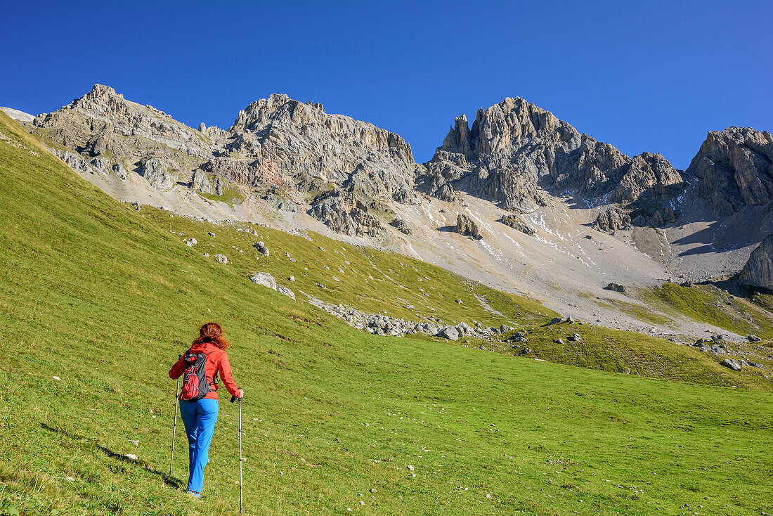 Frau beim Wandern steigt zu Cima dell'Uomo auf, Cima dell'Uomo, Marmolada, Dolomiten, UNESCO Weltnaturerbe Dolomiten, Trentino, Italien