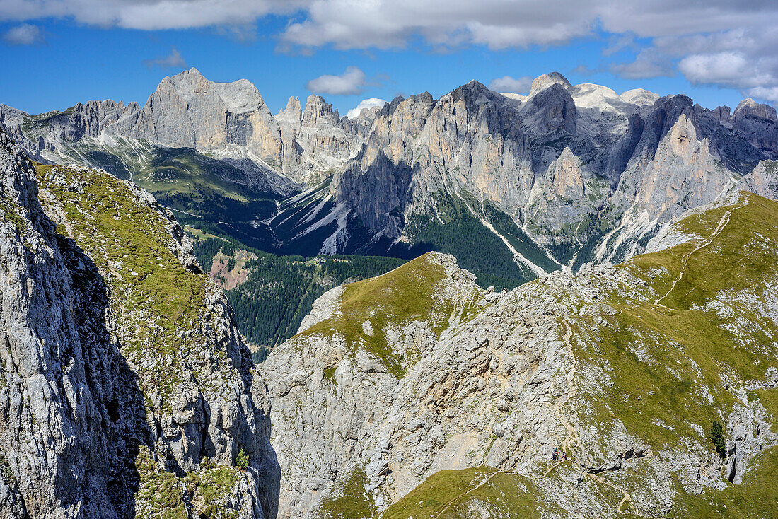 Blick auf Rosengartengruppe mit Sas Aut im Vordergrund, Vallacciagruppe, Marmolada, Dolomiten, UNESCO Weltnaturerbe Dolomiten, Trentino, Italien