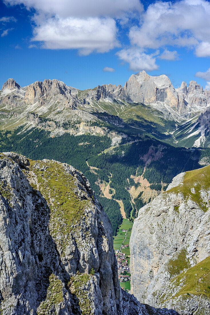 Blick auf Rosengartengruppe mit Sas Aut im Vordergrund, Vallacciagruppe, Marmolada, Dolomiten, UNESCO Weltnaturerbe Dolomiten, Trentino, Italien
