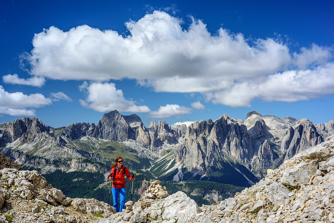 Frau beim Wandern steigt zur Vallaccia auf, Rosengartengruppe im Hintergrund, Vallaccia, Vallacciagruppe, Marmolada, Dolomiten, UNESCO Weltnaturerbe Dolomiten, Trentino, Italien