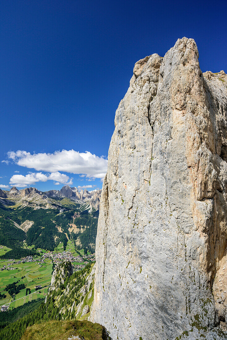 Felsturm am Sas Aut mit Rosengartengruppe im Hintergrund, Sas Aut, Vallacciagruppe, Marmolada, Dolomiten, UNESCO Weltnaturerbe Dolomiten, Trentino, Italien