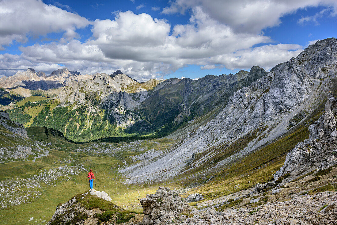 Frau beim Wandern blickt ins Tal, Marmoladagruppe im Hintergrund, Vallaccia, Vallacciagruppe, Marmolada, Dolomiten, UNESCO Weltnaturerbe Dolomiten, Trentino, Italien