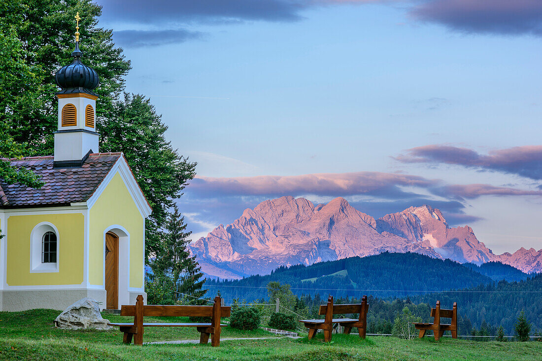 Kapelle vor Wetterstein mit Alpspitze und Zugspitze, Werdenfelser Land, Karwendel, Oberbayern, Bayern, Deutschland