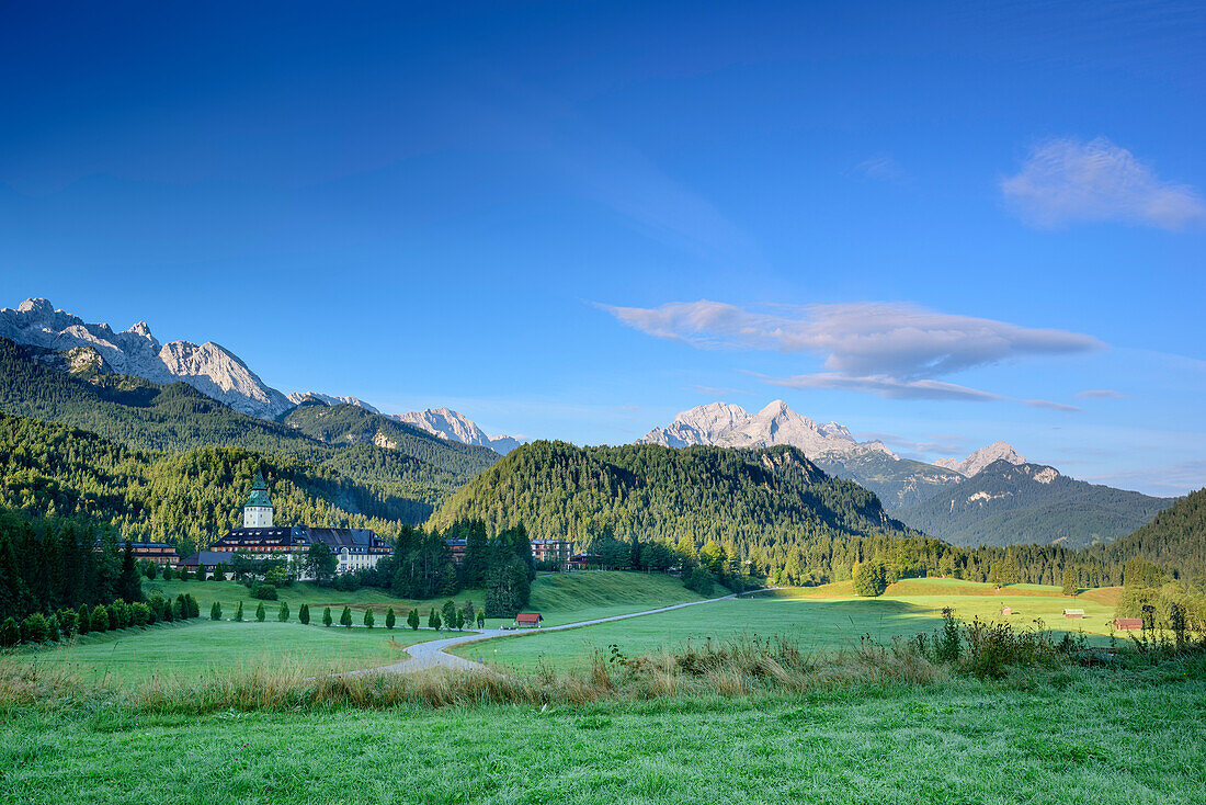 Schloss Elmau und Wetterstein mit Alpspitze und Zugspitze, Schloss Elmau, Werdenfelser Land, Oberbayern, Bayern, Deutschland