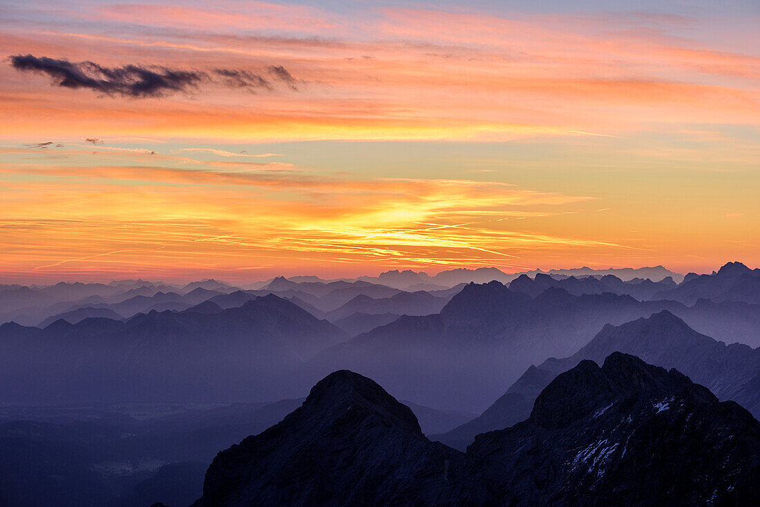 Blick auf Chiemgauer Alpen, Guffert, Berchtesgadener Alpen und Karwendel, Alpspitze im Vordergrund, von der Zugspitze, Wetterstein, Oberbayern, Bayern, Deutschland