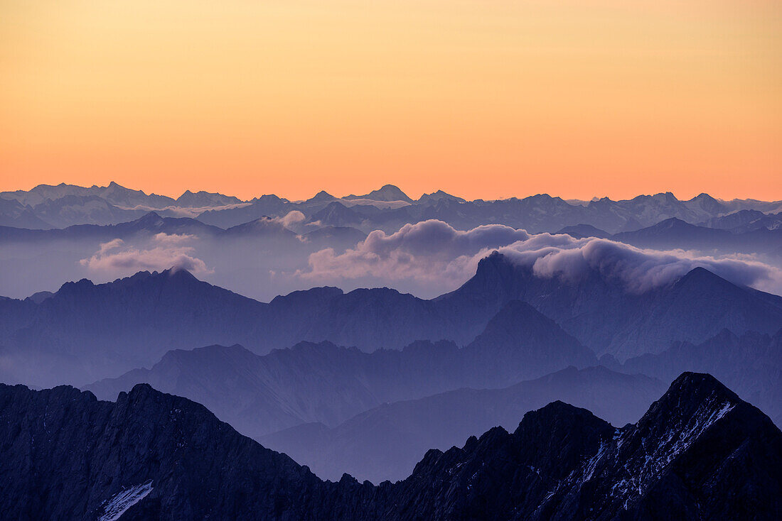 Morgenstimmung über Hohe Tauern mit Dreiherrenspitze und Rötspitze, Tuxer Alpen im Mittelgrund und Karwendel und Hochwanner im Vordergrund, von der Zugspitze, Wetterstein, Oberbayern, Bayern, Deutschland