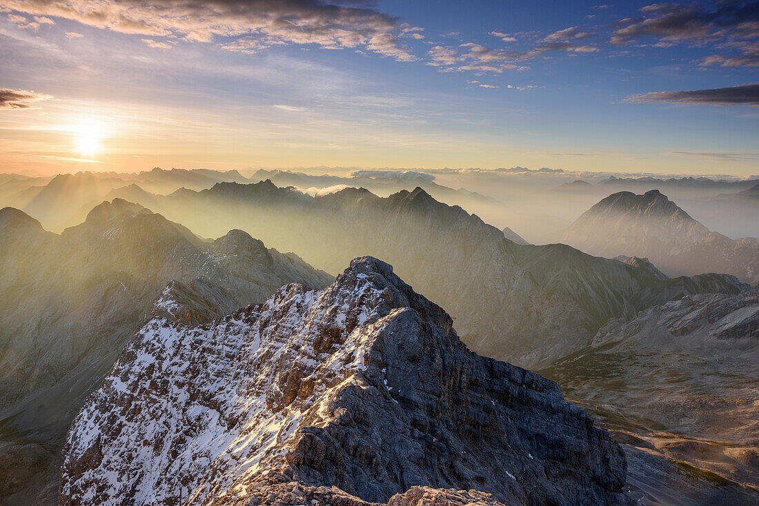 Sunrise above Jubilaeumsgrat and Wetterstein range with Hochwanner and Hohe Munde, from Zugspitze, Wetterstein range, Upper Bavaria, Bavaria, Germany