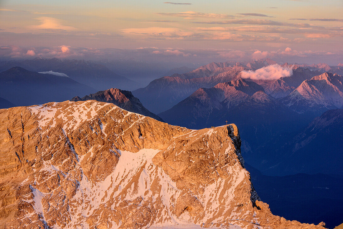 Schneefernerkopf im Morgenlicht und Lechtaler Alpen im Hintergrund, von der Zugspitze, Wetterstein, Oberbayern, Bayern, Deutschland