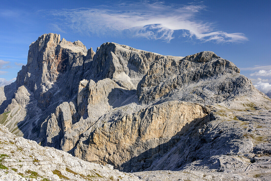 Wolkenstimmung über Cimon della Pala, Cima della Vezzana und Cima Corona, Pala, Dolomiten, UNESCO Weltnaturerbe Dolomiten, Trentino, Italien