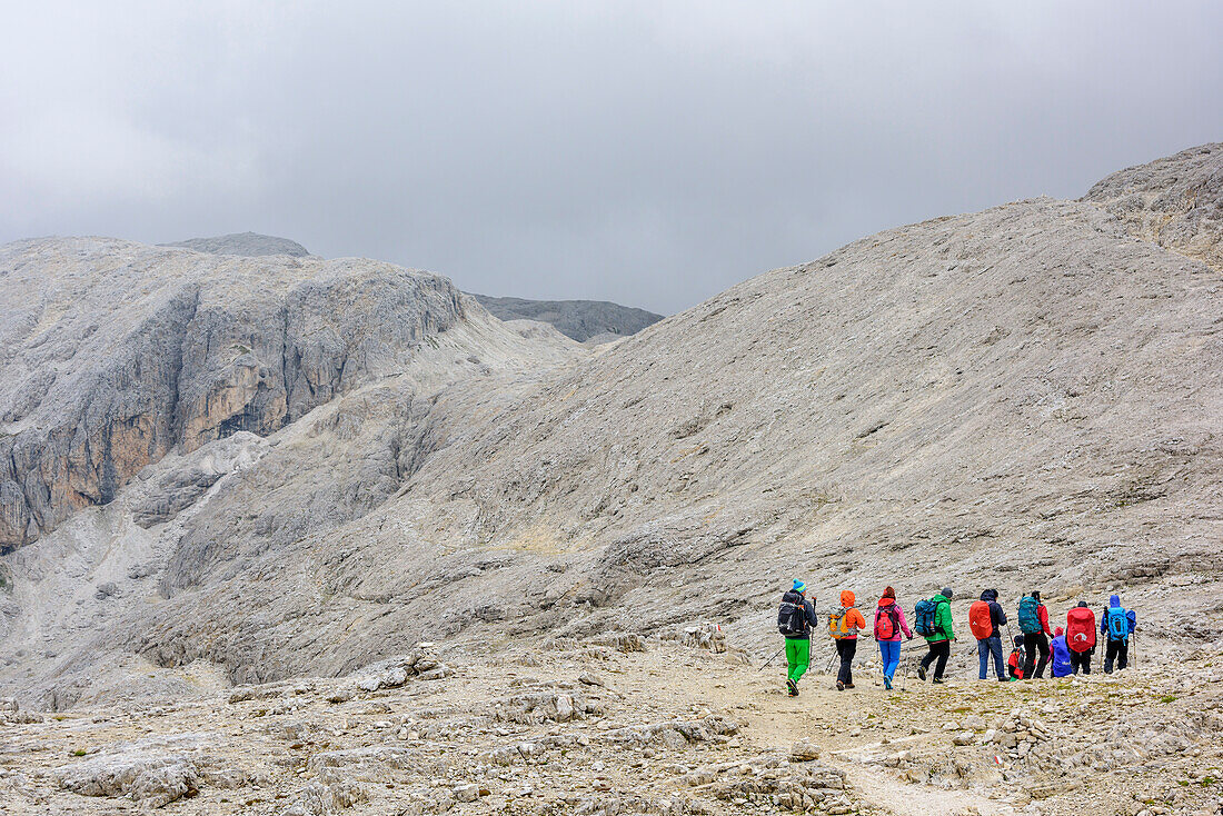 Mehrere Wanderer gehen über Pala-Hochfläche, Pala, Dolomiten, UNESCO Weltnaturerbe Dolomiten, Trentino, Italien
