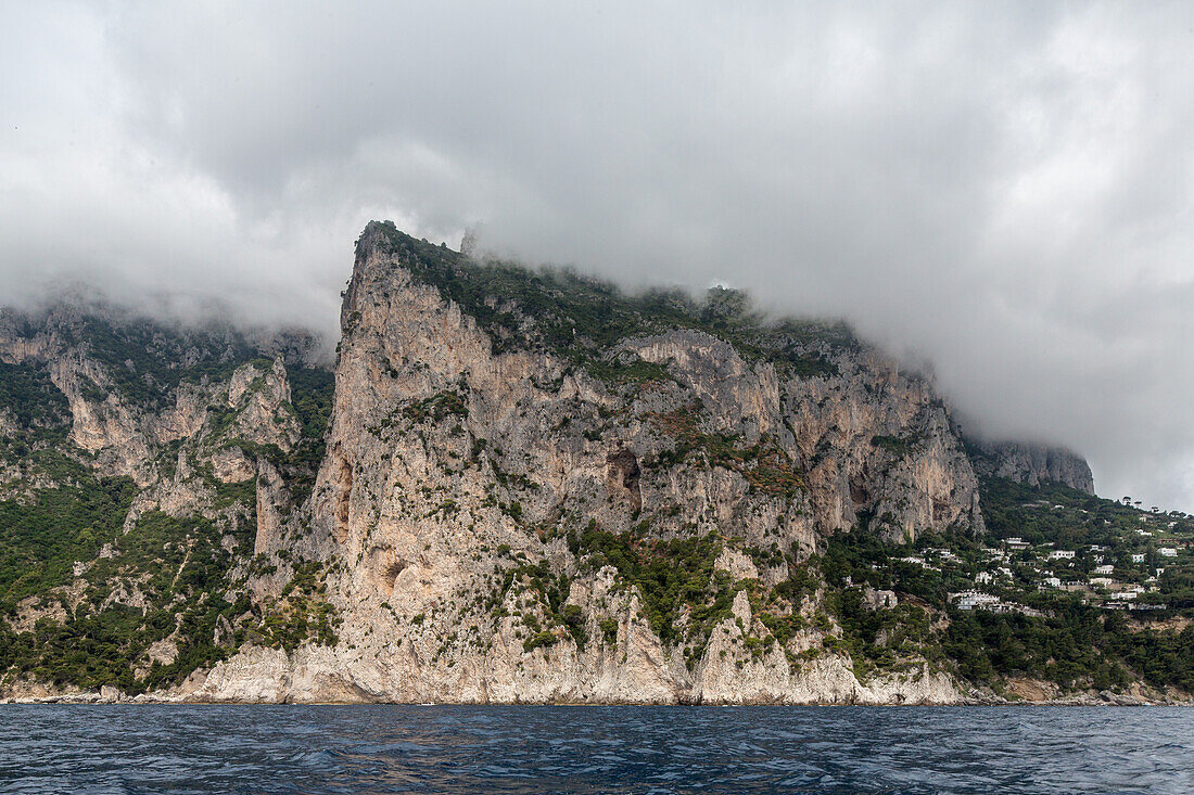 Küste von Capri vom Boot aus, Insel, Felseninsel, Golf von Neapel, Wasser, Bucht, Küste, Klippen, Golf von Neapel, Kampanischer Archipel, Mittelmeer, Urlaub, Ausflug, Tourismus, Romantik, malerisch, Insel, Italien