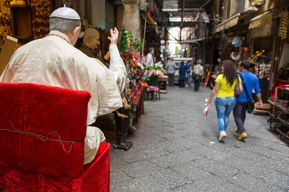 Via San Gregorio Armeno, Geschäfte, Läden, Krippen, Krippenstrasse, Weihnachtskrippen, Handwerk, Altstadt, Figuren, Nippes, Kitsch, Papst Franziskus winkt, Neapel, Italien