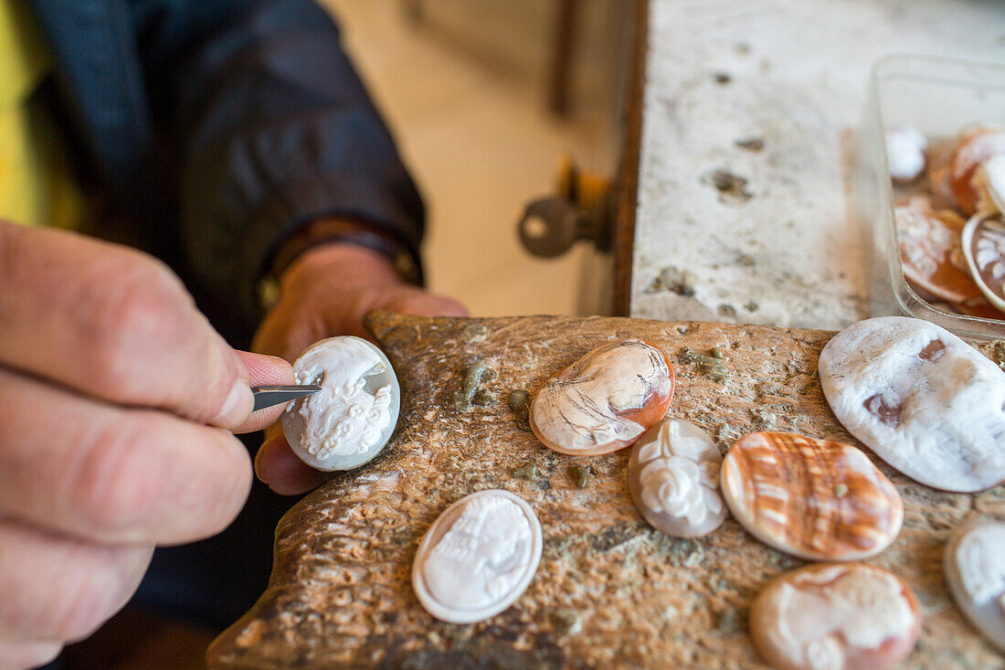 Cameo Factory De Paola, Tradition, Handarbeit, Relief, Muschel, Molluskenschale, Kameo, Gravur, Neapel, Napoli, Italien