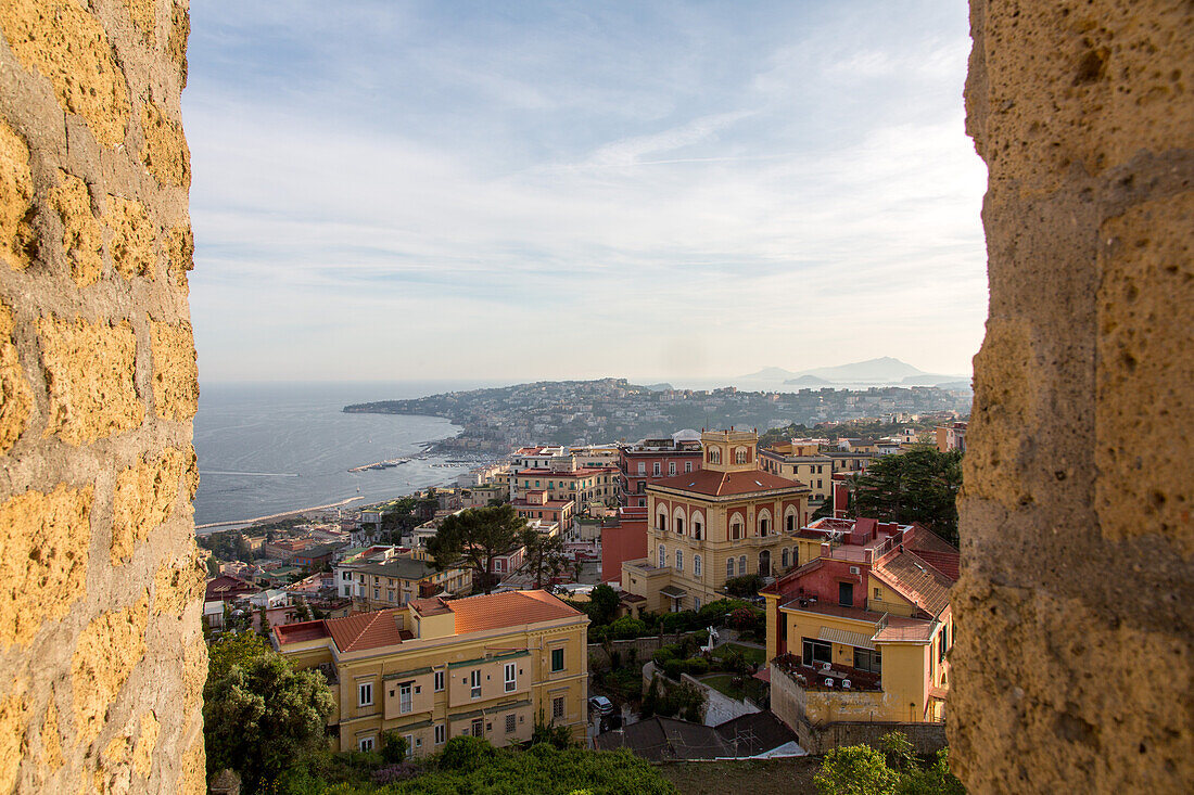 Panorama, Ausblick vom Castel Sant'Elmo, Festung, Schießscharte, Mauer, Villen, Küste, Stadtansicht, Tyrrhenisches Meer, Neapel, Napoli, Italien