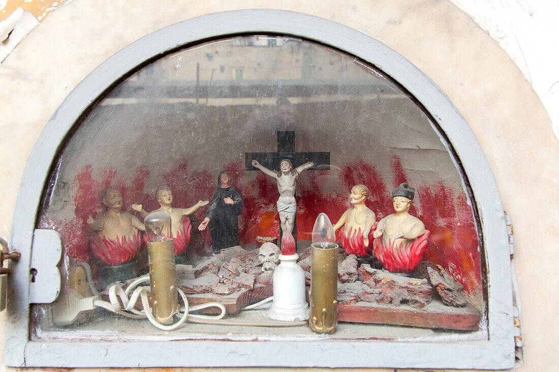 Wandaltar mit Christus und im Fegefeuer brennenden Figuren, Höllenfeuer, Warnung, Neapel, Napoli, Italien