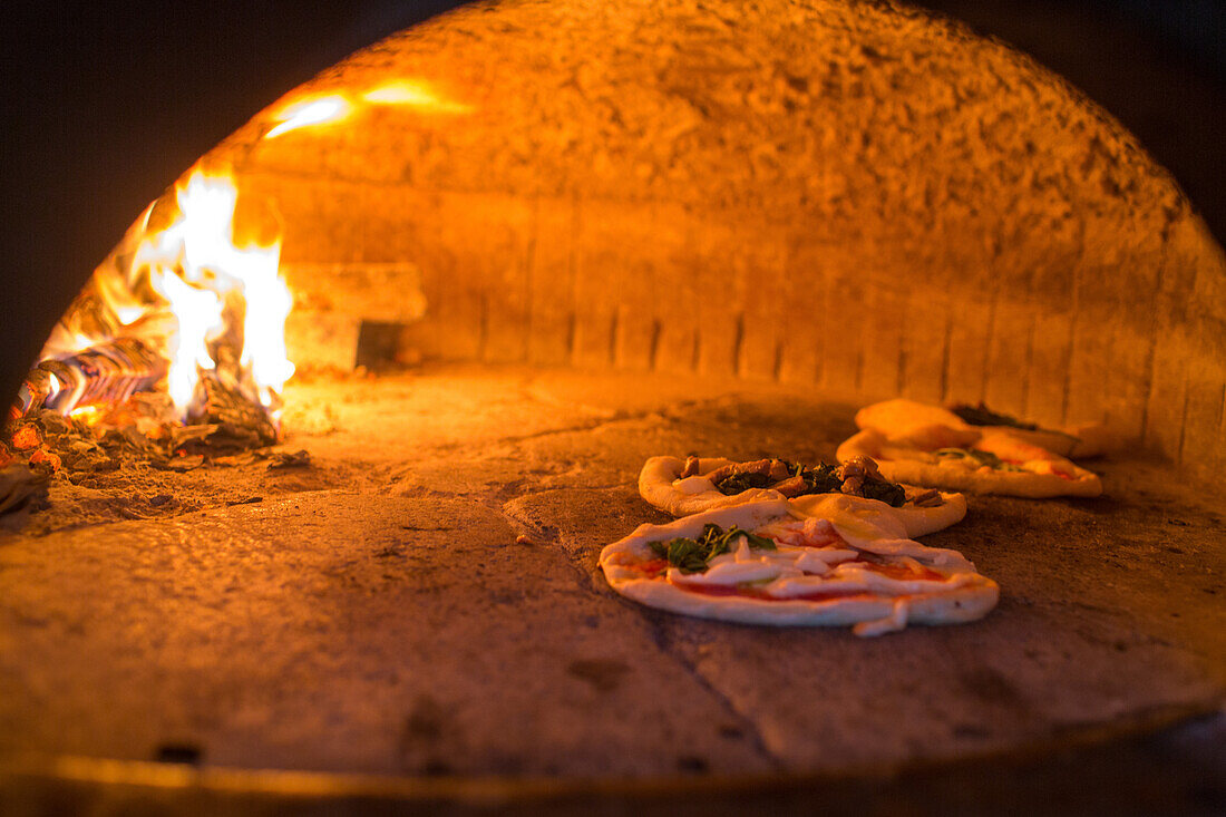 Pizzeria 7 Soldi, Pizza, traditional, heat, bake, wood fired oven, 90 seconds, dough, pastry, popular, fast-food, Italian, restaurant, lifestyle, culture, Italian food, Naples, Italy