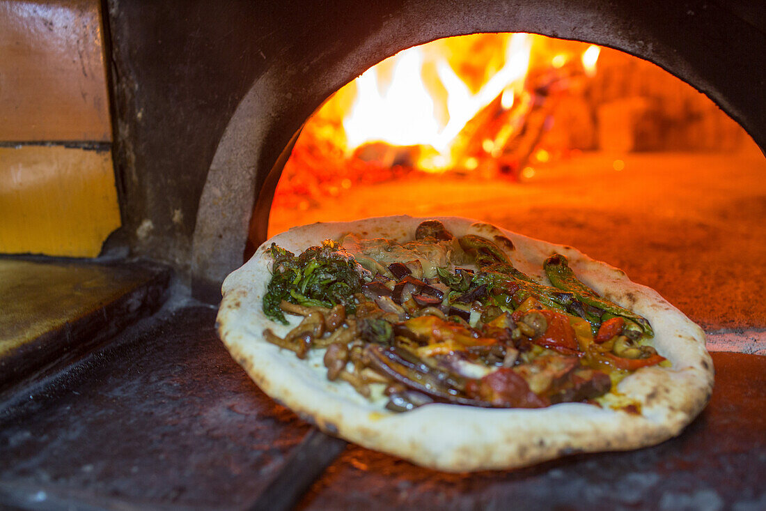 Pizzeria Lombardi, pizzeria storica, Kuppelofen, Steinbackofen, Pizza Napoletana, Pizzeria, Restaurant, Belegt, traditionell, handgemacht, Fladenbrot, Holzofen, Steinofen, Eingang, Feuer, Backen, Ofenschieber, Kultur, italienische Küche, Lifestyle, Kult, 